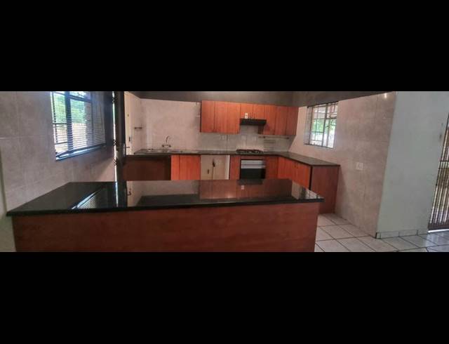 3 BEDROOM HOUSE FOR SALE IN THATCHFIELD